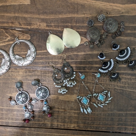 Bundle of 7 pairs of  Fashion Earrings - Picture 1 of 8